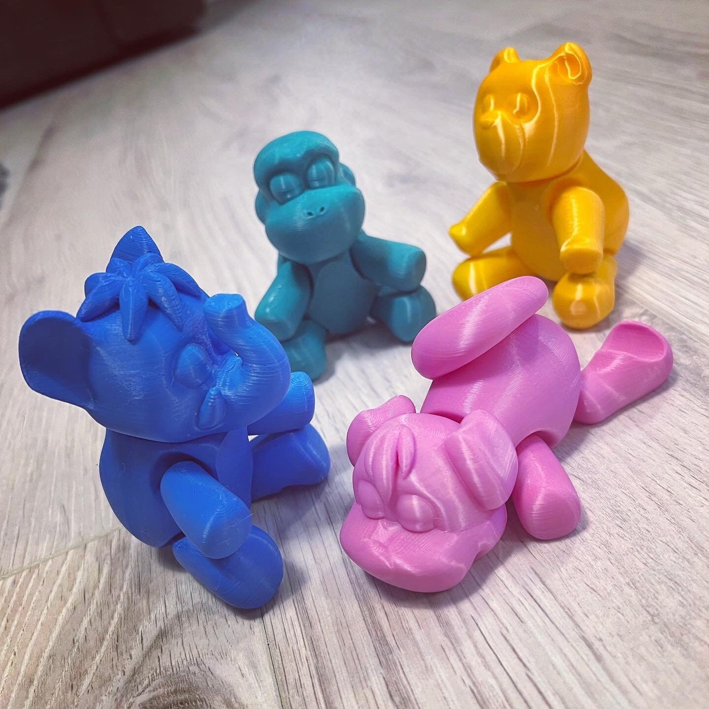 Flexible animal mobile phone stand